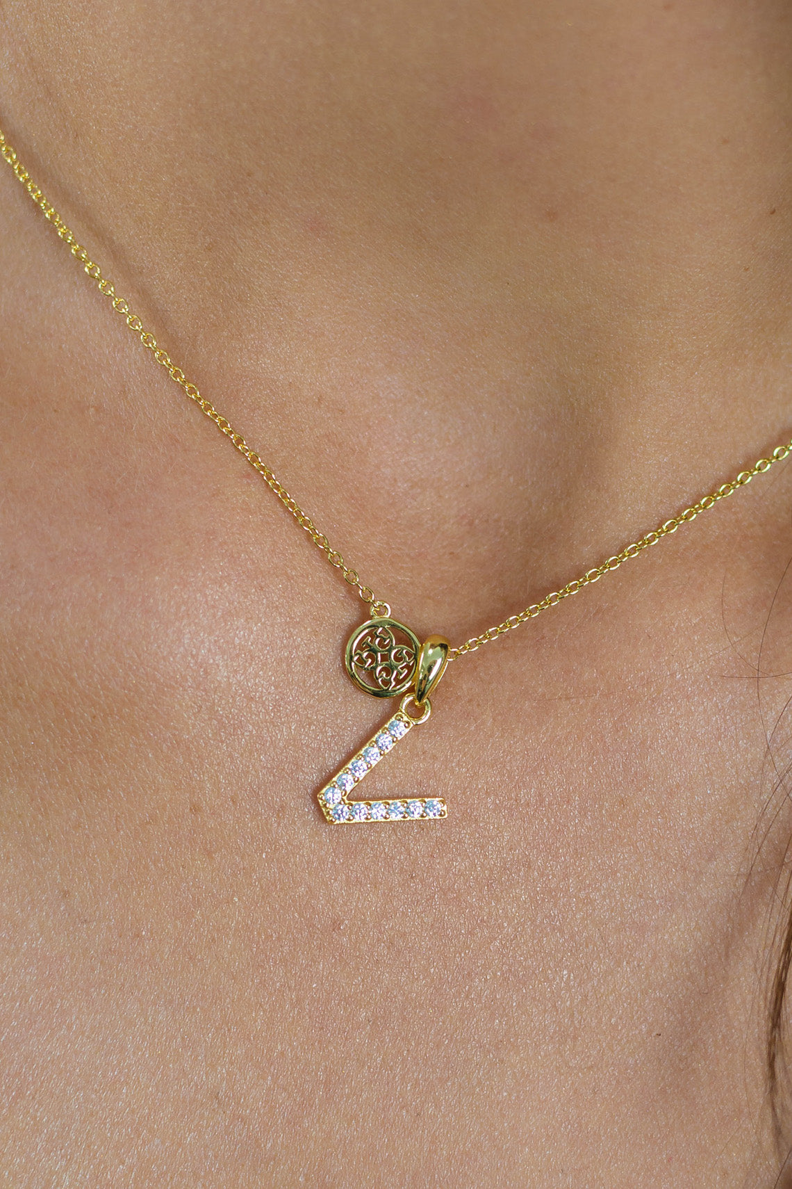 LUXURY LETTERS V INITIAL PENDANT GOLD